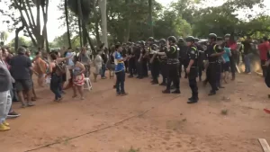 Intento de dialogo entre la población y agentes del orden